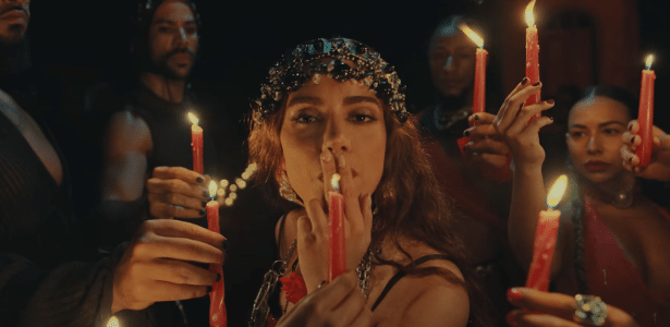 Anitta fala sobre fumar em novo clipe: 'A pomba gira fuma'
