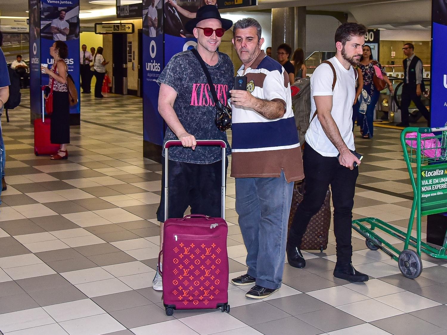 Paulo Gustavo tira foto com fã, em aeroporto - AG NEWS
