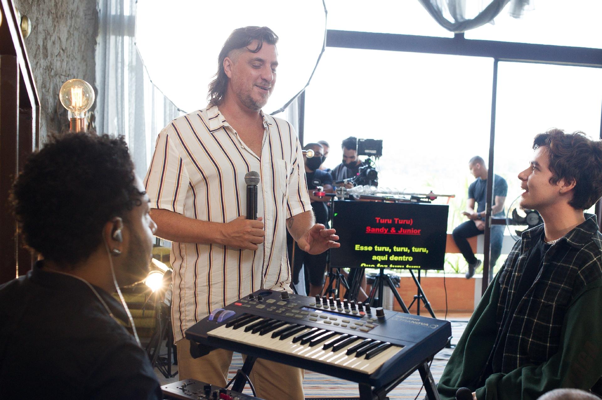 Os bastidores da participação de João Figueiredo no 'Sai da Caixa', com Luiza Possi - Reinaldo Canato/UOL