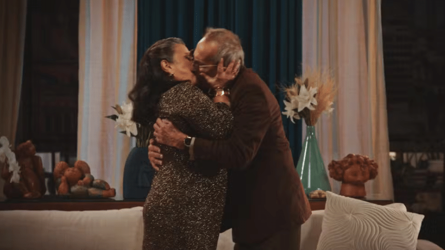 Leda (Grace Gianoukas) e Jules (Davi Pinheiro) se beijam em "Família É Tudo" - Divulgação/Globo
