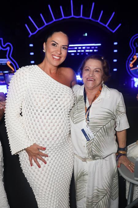 Grávida, Graciela Lacerda prestigia show do Zezé Di Camargo em navio ao lado de sua mãe