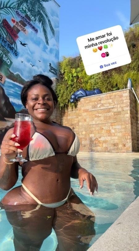 Jojo Todynho posa de biquíni na piscina