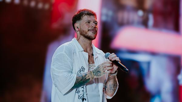 O cantor Ferrugem durante show no festival Capital do Samba, no Rio, em 2024