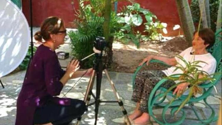Luciana Sérvulo da Cunha em campo, durante filmagens de uma entrevista Luciana Sérvulo da Cunha em campo, durante filmagens de uma entrevista