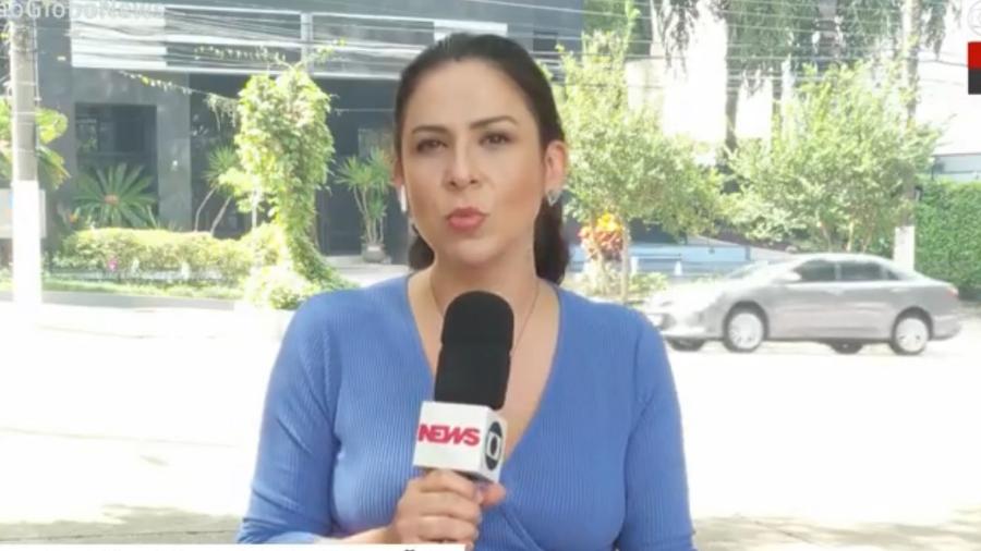 Paula Araújo, repórter da GloboNews, durante reportagem em abril deste ano - Reprodução/ GloboNews