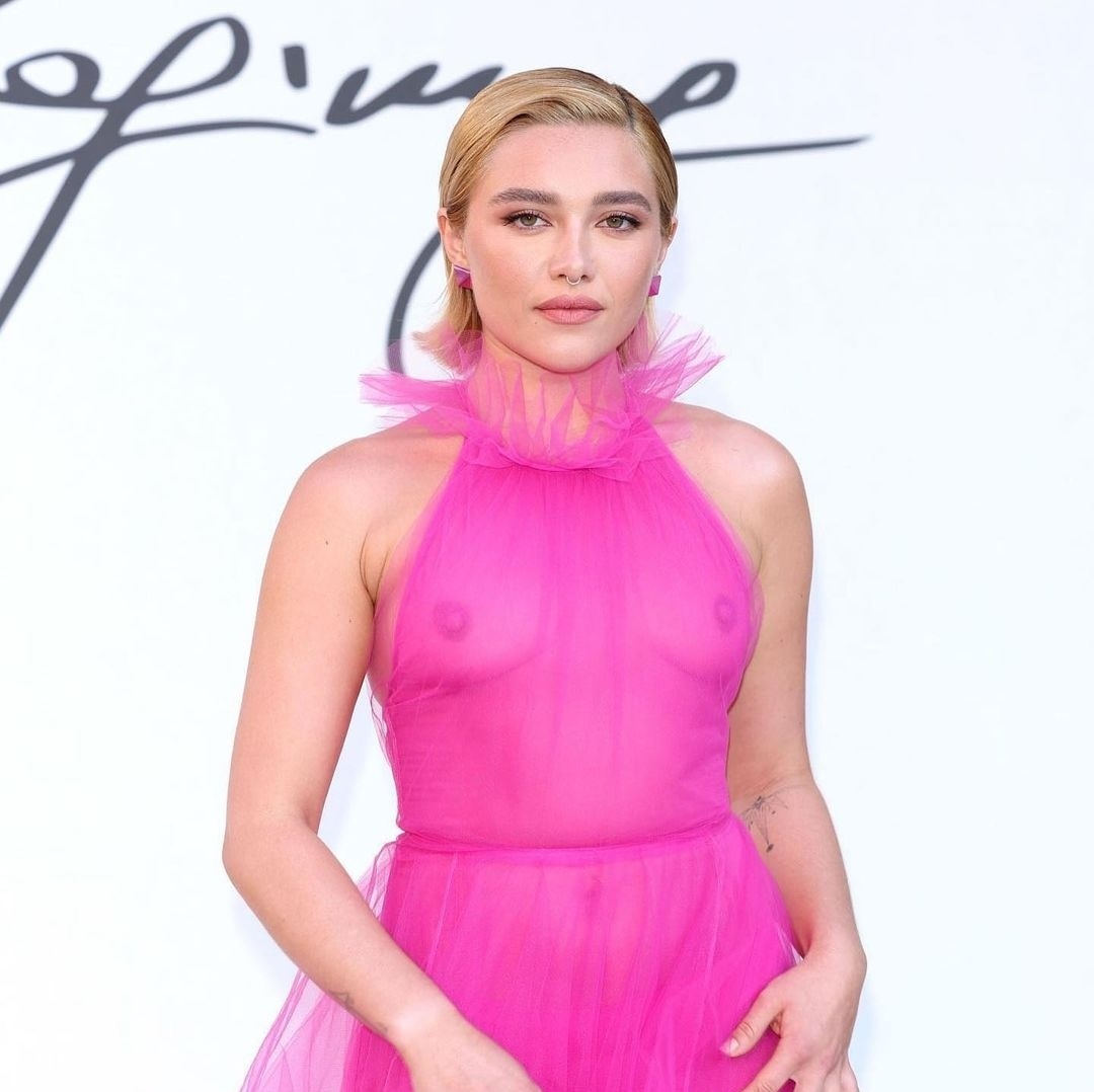 Florence Pugh, de Viúva Negra, mostra seios em vestido transparente