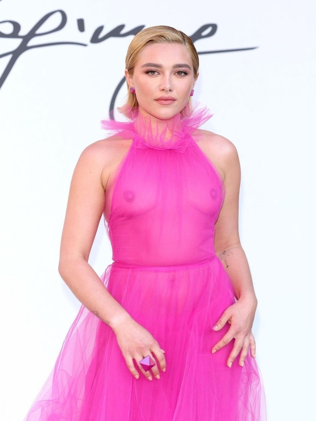 Florence Pugh: quem é a atriz que mostrou seios em desfile na Itália