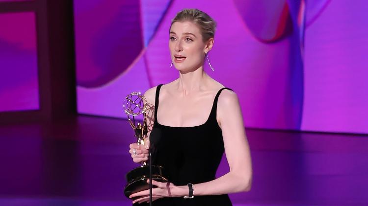 Elizabeth Debicki leva o Emmy 2024 de melhor atriz coadjuvante em série dramática por seu retrato da princesa Diana em 'The Crown'