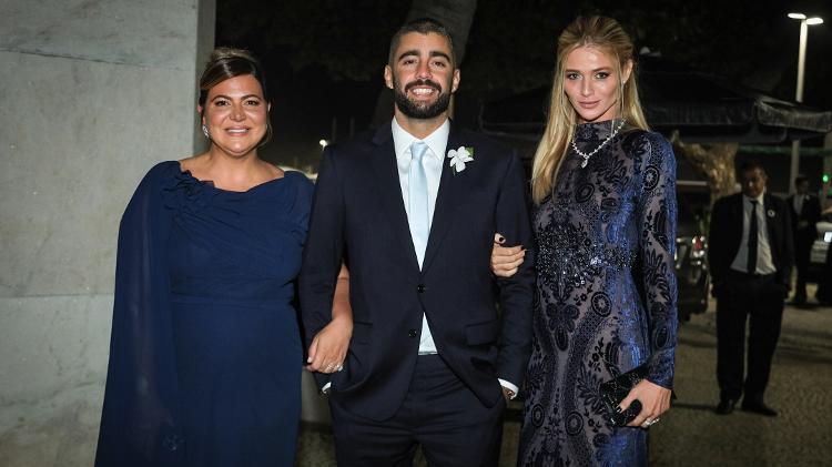 Carol Sampaio, Pedro Scooby e Cintia Dicker no casamento de Giovanna Lancellotti