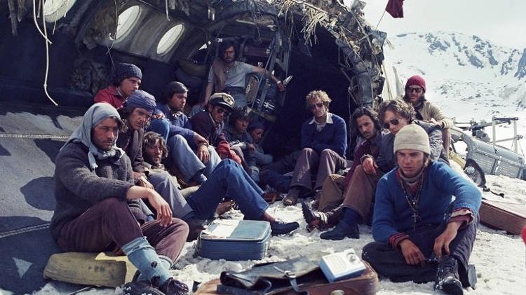 Cena de "A Sociedade da Neve", de J.A.Bayona, que retrata a luta dos sobreviventes do lendário acidentes nos Andes nos anos 70