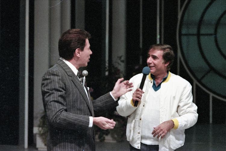 O apresentador Silvio Santos ao lado do locutor Lombardi no programa "Show de Calouros", em 1987