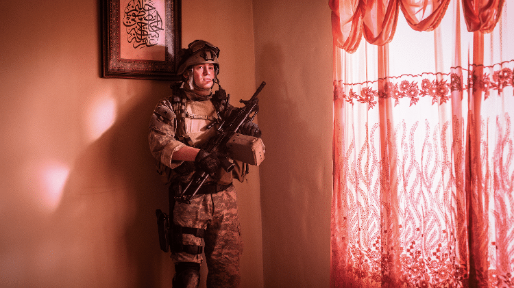 Kit Connor (Tommy) em cena de "Tempo de Guerra": a espera, a dimensão cotidiana e "pé-no'chão" do conflito Kit Connor (Tommy) em cena de "Tempo de Guerra": a espera, a dimensão cotidiana e "pé-no'chão" do conflito