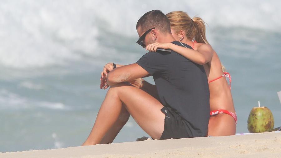 André Lamoglia e Jade Picon passearam pela praia da Barra da Tijuca