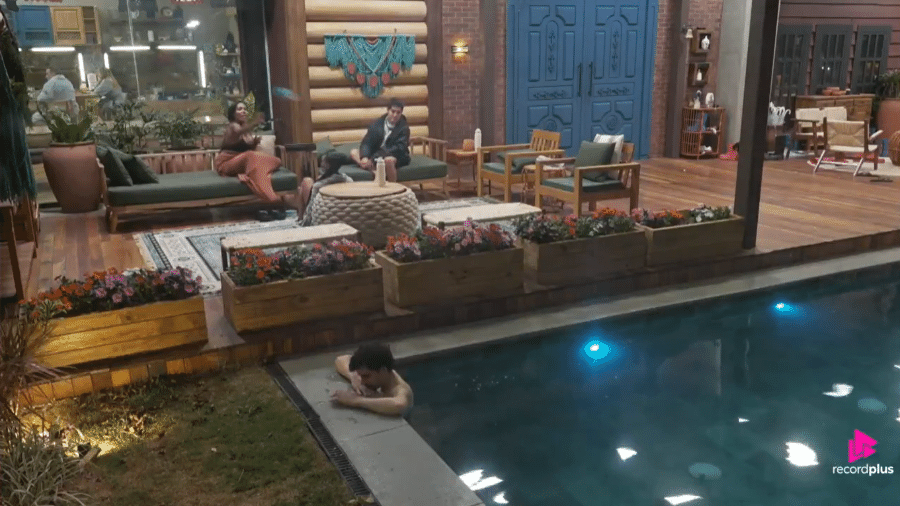 Carol Lekker jogou tigela na piscina da sede de A Fazenda 17 Carol Lekker jogou tigela na piscina da sede de A Fazenda 17