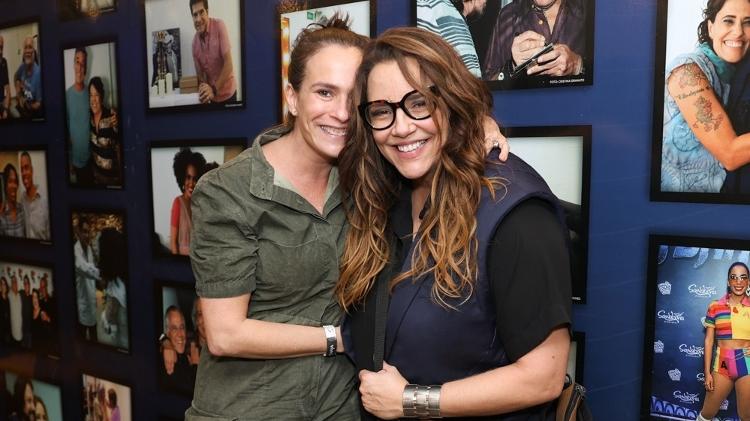 Ana Carolina e Ramona Bakker posaram abraçadas no show de Tim Bernardes no RJ