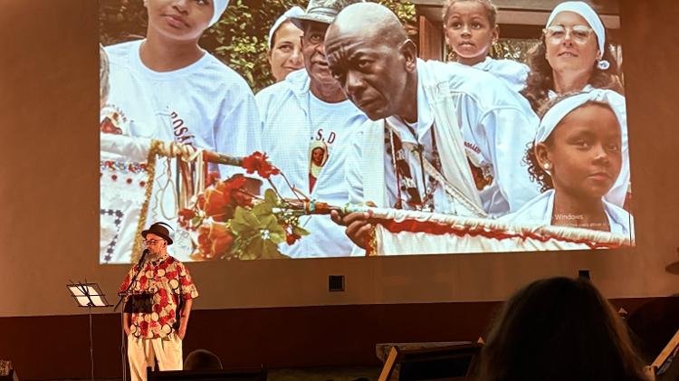 André Capilé se apresenta em frente à projeção da congada, em Tiradentes