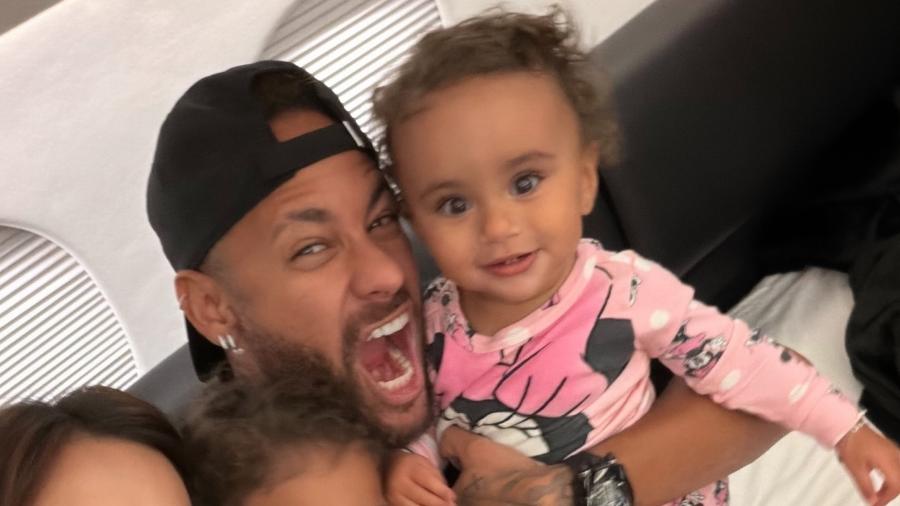 Neymar e Bruna Biancardi com as filhas, Mel e Mavie