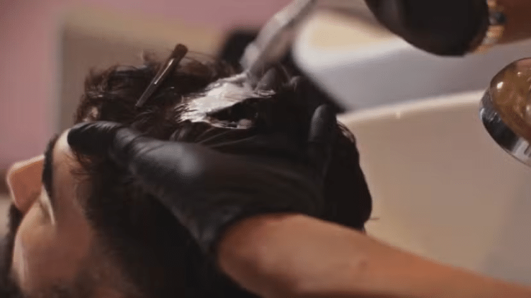 Chicão (Gabriel Godoy) dorme enquanto mexem em seu cabelo em 'Família É Tudo'