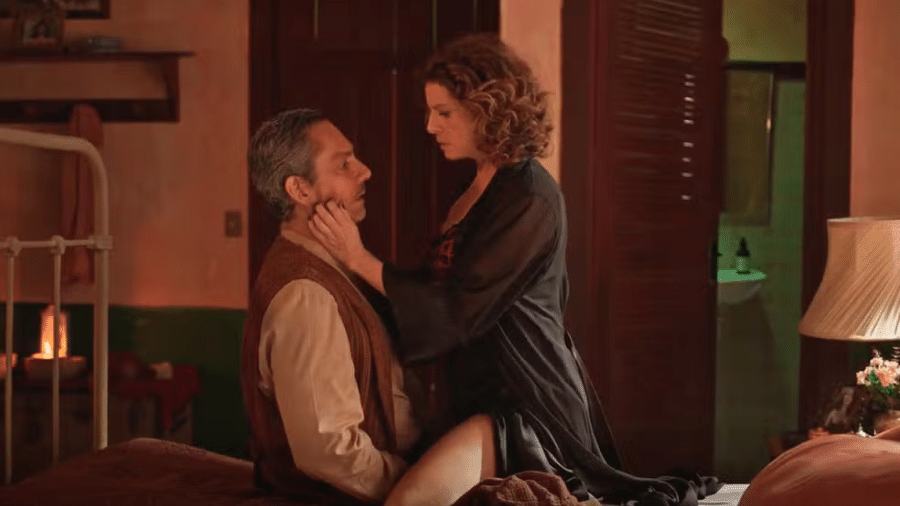 Seu Tico Leonel (Alexandre Nero) e Deodora (Debora Bloch) em 'No Rancho Fundo'