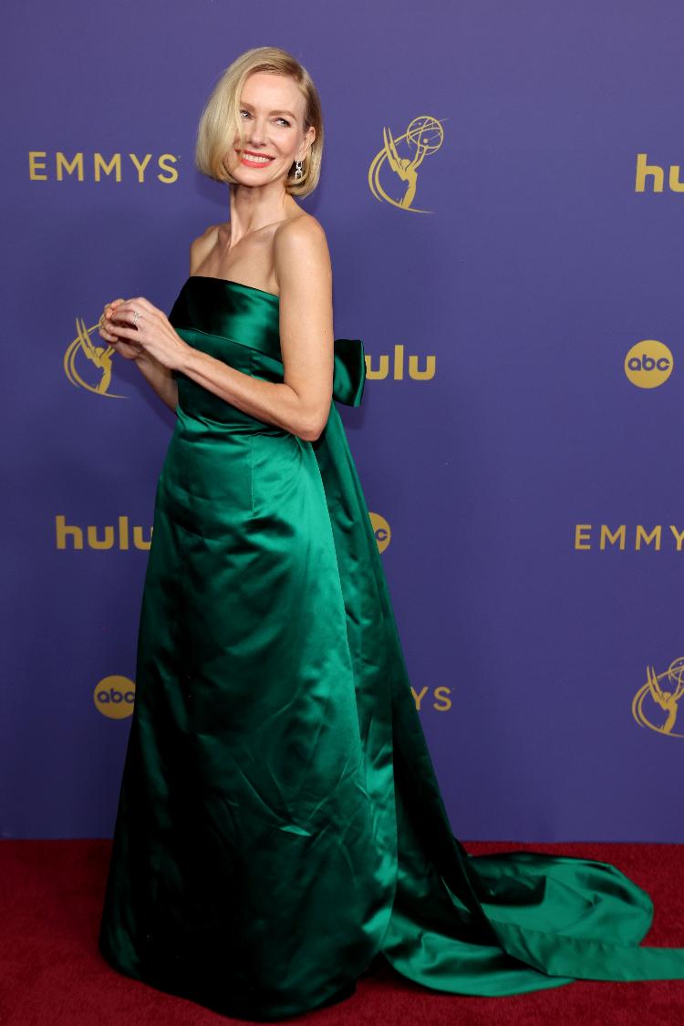 Naomi Watts chegou ao tapete vermelho do Emmy 2024