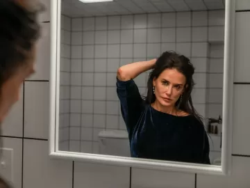 Oscar vem aí? Novo filme com Demi Moore vai do drama ao gore e surpreende