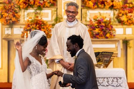 Daniela (Jéssica Marques) e Luciano (Licínio Januário) recebem a bênção do padre (Pedro Lima) em 'Vale Tudo' Daniela (Jéssica Marques) e Luciano (Licínio Januário) recebem a bênção do padre (Pedro Lima) em 'Vale Tudo'