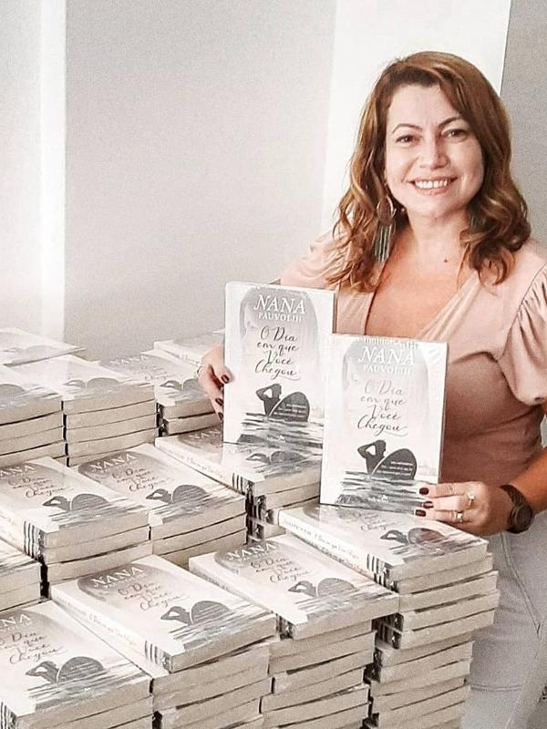 Nana Pauvolih é uma das principais autoras de romance erótico do Brasil