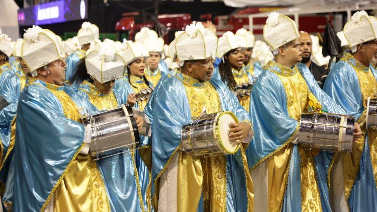 Bateria da Águia de Ouro atravessa o Anhembi