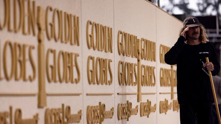 Técnico de iluminação faz os ajustes finais no tapete vermelho do Globo de Ouro