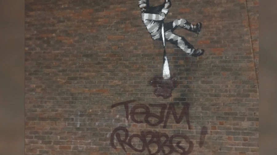 Palavras "Team Robbo" foram pintadas sobre arte de Banksy - BBC