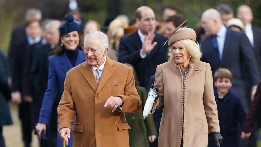 A família real caminhou por Sandringham na manhã de Natal