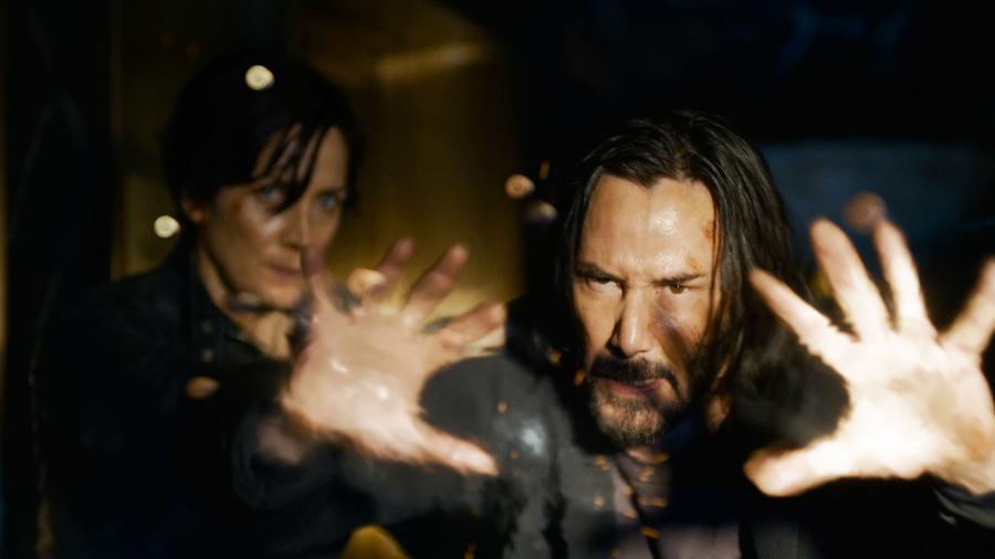 Trinity (Carrie-Anne Moss) e Neo (Keanu Reeves) se reencontram em "Matrix Resurrections" - Warner Bros/Divulgação