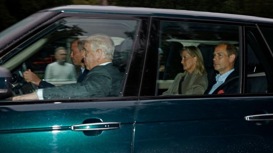 Príncipe William dirige carro com filhos da rainha, os príncipes Andrew e Edward, além se Sophie, esposa de Edward, para o Castelo de Balmoral  - Jeff J Mitchell/Getty Images