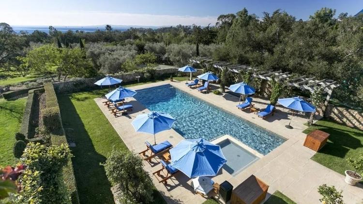 Piscina em mansão de Harry e Meghan Piscina em mansão de Harry e Meghan