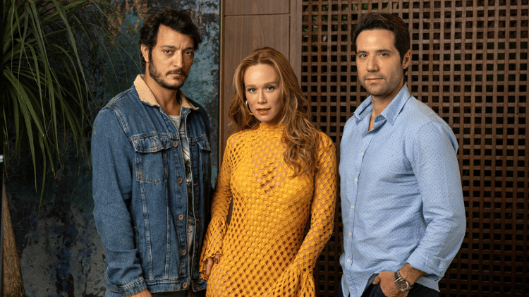 Guga (Allan Souza Lima), Ísis (Mariana Ximenes) e Henrique (Antonio Saboia) em 'Mania de Você'