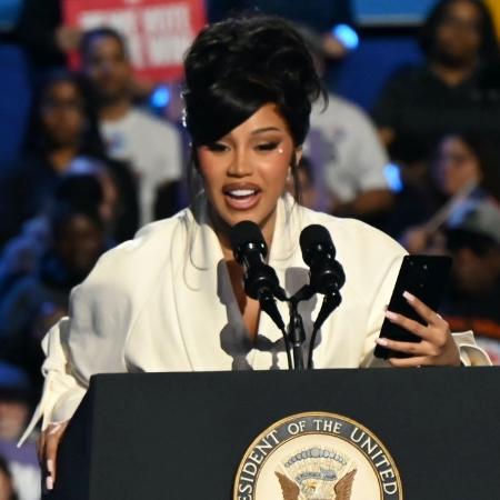 Cardi B discursou em comício declarando voto em Kamala Harris