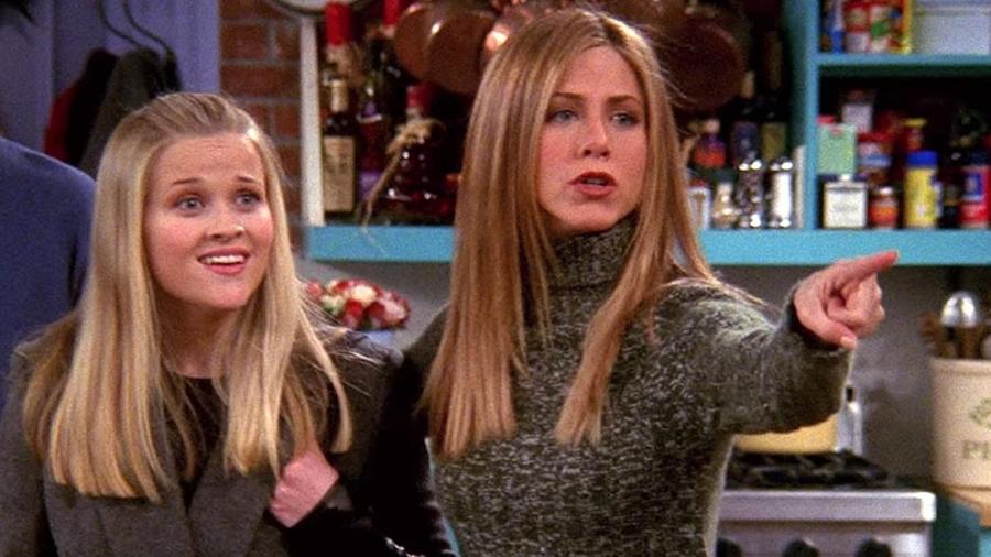Reese Witherspoon ao lado de Jeniffer Aniston em Friends - Reprodução