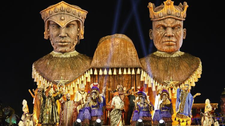 A Dragões da Real entrou no sambódromo com o enredo "África – Uma constelação de reis e rainhas", cujo tema faz uma homenagem às realezas africanas.