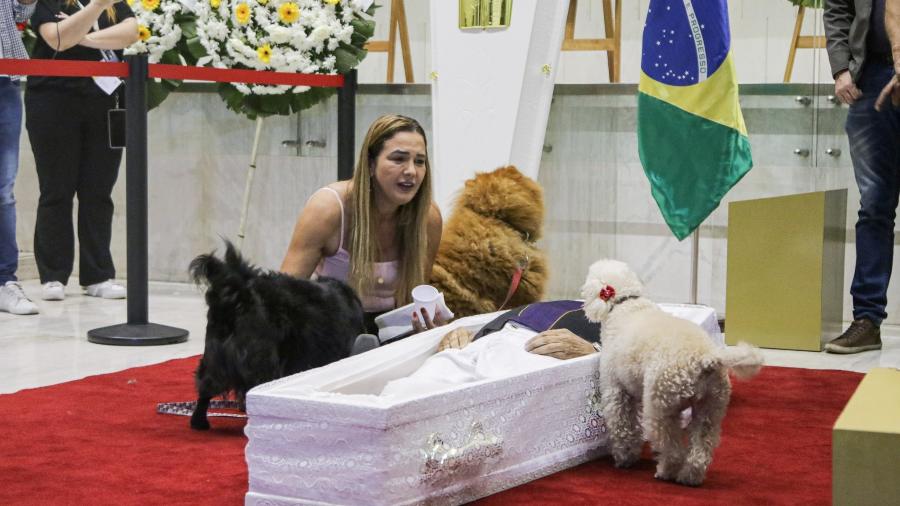 Caixão de Nahim foi colocado no chão para cães se despedirem do cantor