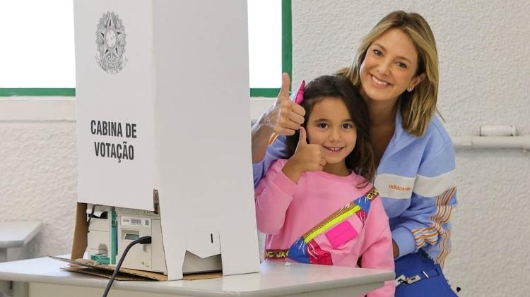 Ticiane Pinheiro vota com a filha Manu