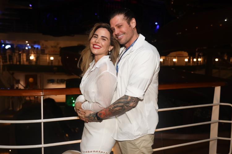 Wanessa Camargo e Dado Dolabella posam agarradinhos no navio do Zezé di Camargo