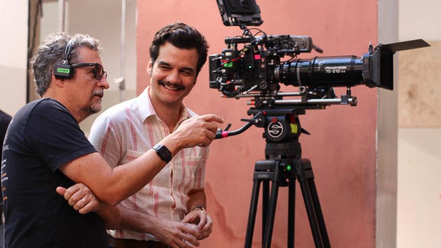 Kleber Mendonça Filho e Wagner Moura no set de "O Agente Secreto", em competição em Cannes 2025 Kleber Mendonça Filho e Wagner Moura no set de "O Agente Secreto", em competição em Cannes 2025