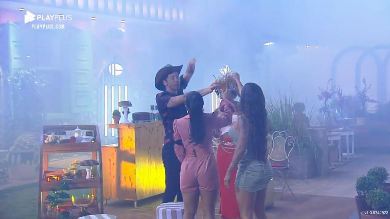 A Fazenda 2021: Rico, Marina, Mileide e Aline brindam durante festa - Reprodução/Playplus