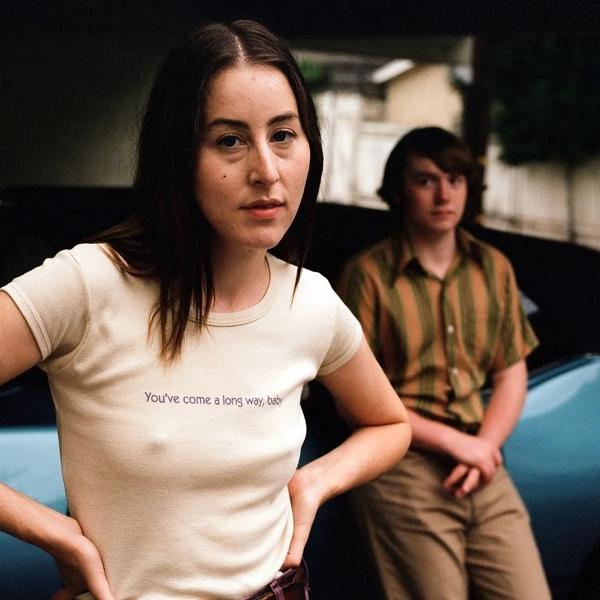 Alana Haim e Cooper Goffman em "Licorice Pizza", filme de Paul Thomas Anderson