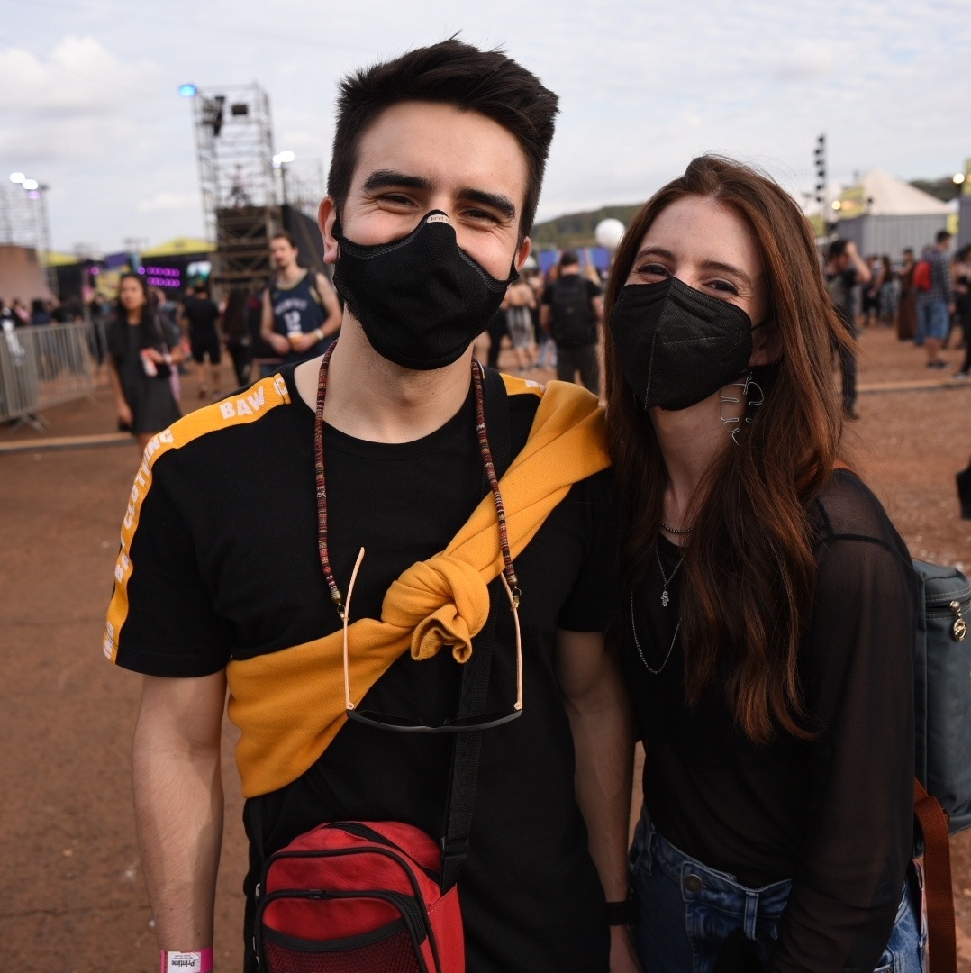 João Rock: casal curte festival de máscara em Ribeirão Preto