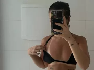 Mel Maia mostra marquinha de bronzeado com biquini preto