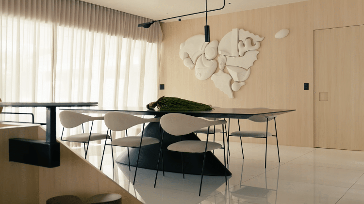 Sala de jantar na mansão de Juliette no Rio de Janeiro tem obra de arte em homenagem aos estados que compõem o Nordeste