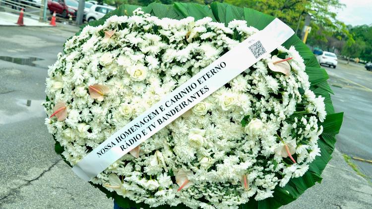 Coroa de flores enviada pela Bandeirantes para o velório de Agnaldo Rayol