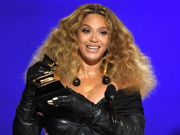 Beyoncé recebe o prêmio na categoria melhor performance de R&B e se torna a cantora mulher mais premiada do Grammy