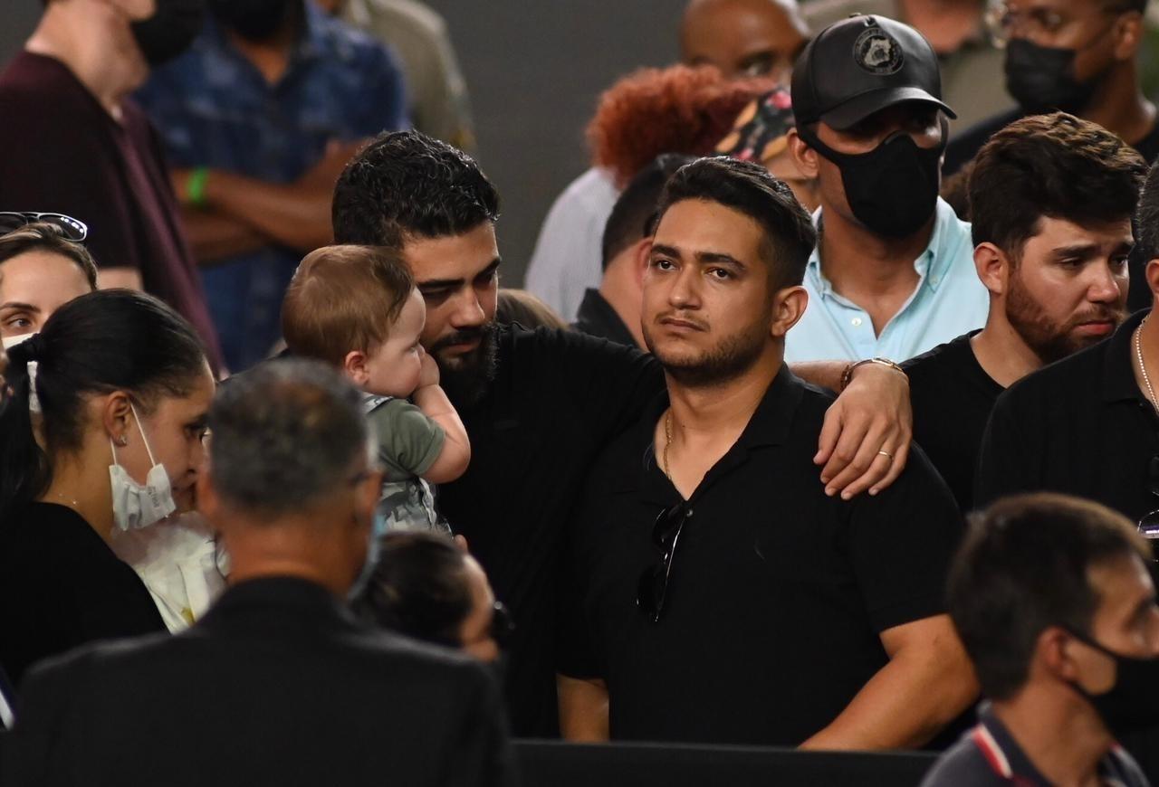 Henrique e Juliano no velório da cantora Marília Mendonça, em Goiânia - Cristiano Borges e Júnior Guimarães/ AgNews